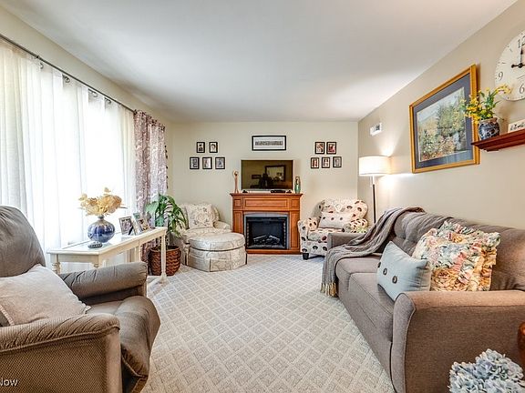 3rd image of 2207 Robinhood Dr