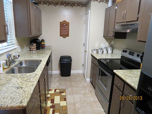 Kitchen w/ pantry & granite