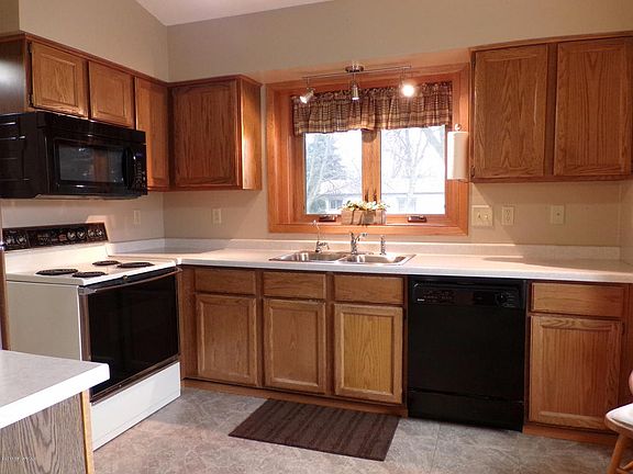 3rd image of 1042 11th Ave NE