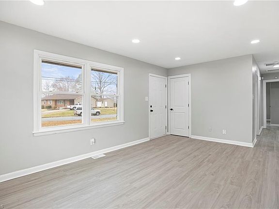 4th image of 2000 Ashley Dr