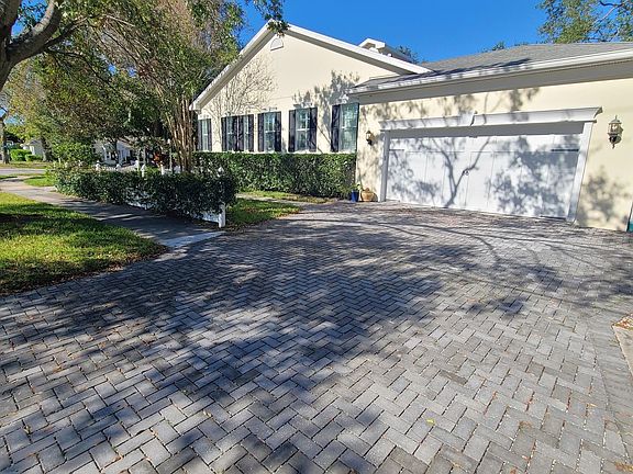 3rd image of 211 W Davis Blvd