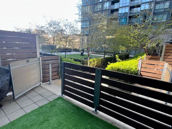 15 Brunel Ct Unit 107, Toronto, ON M5V 3Y6