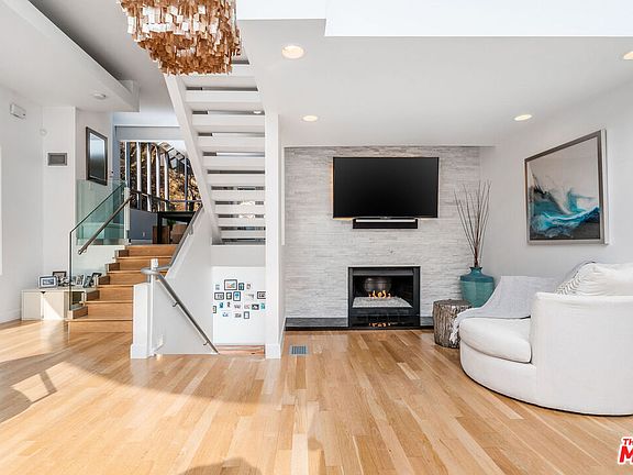 3rd image of 2366 N Beverly Glen Blvd