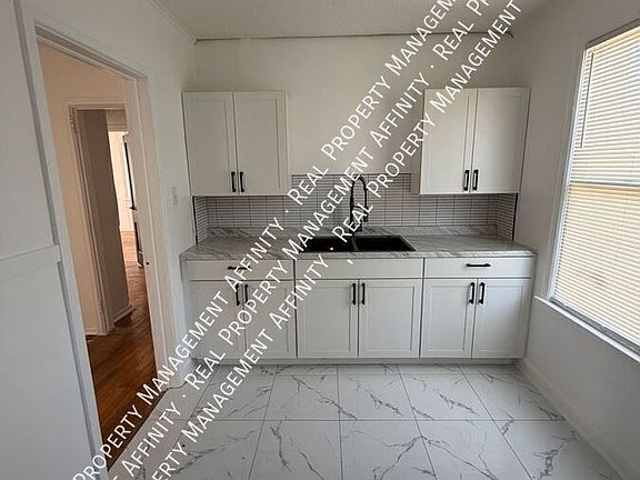 4th image of 2620 Dunn Ave
