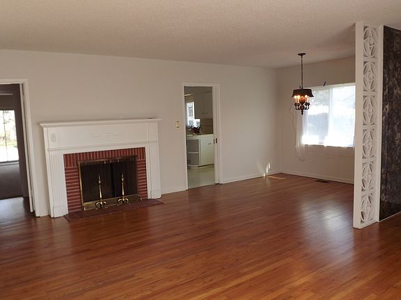 3rd image of 1221 N Country Club Blvd