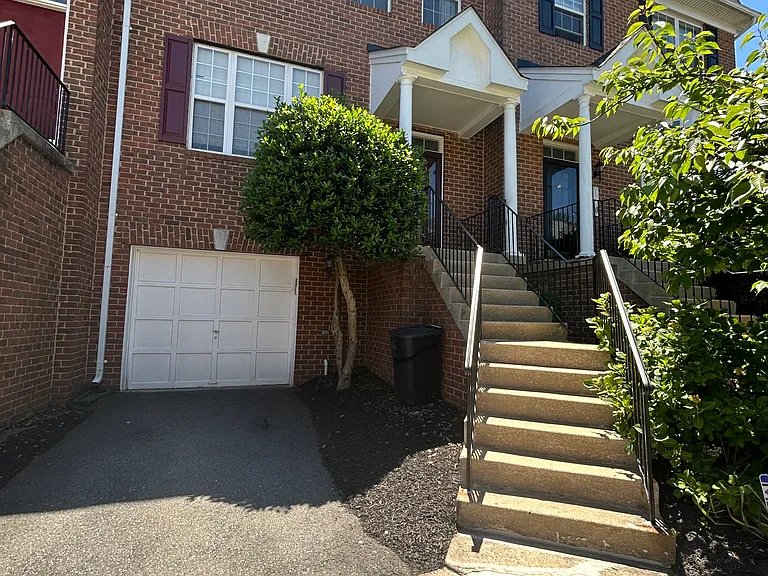 112 Longpoint Way — Photo 3