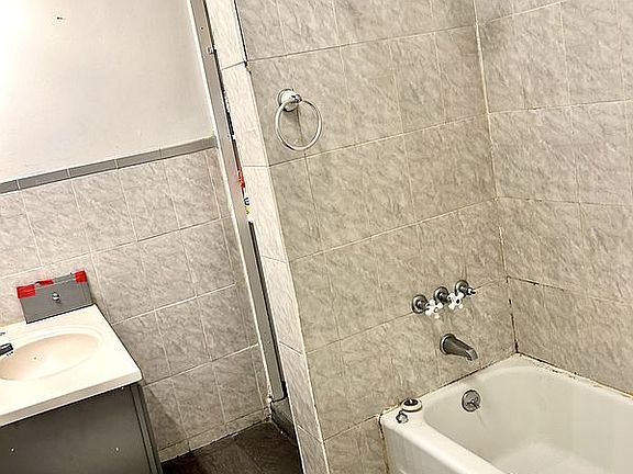 5th image of 1409 E 48th St Floor 2