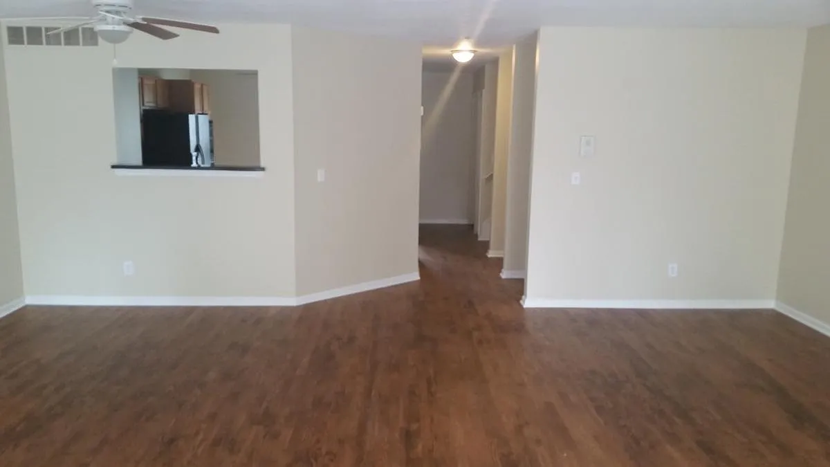 3 bed, 2.5 bath, 2200 sqft, $2,400 — Photo 2