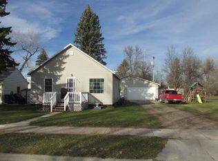 215 1st St SE, Leeds, ND 58346