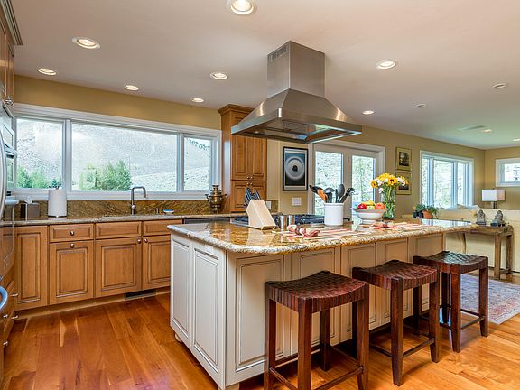 5th image of 105 Columbine Cir
