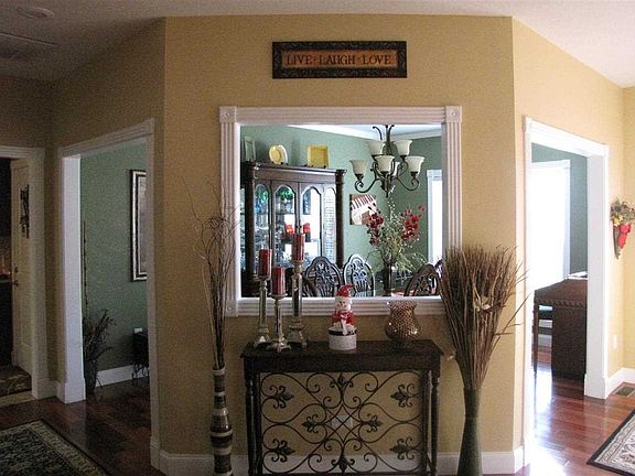 3rd image of 114 Oxford Ct