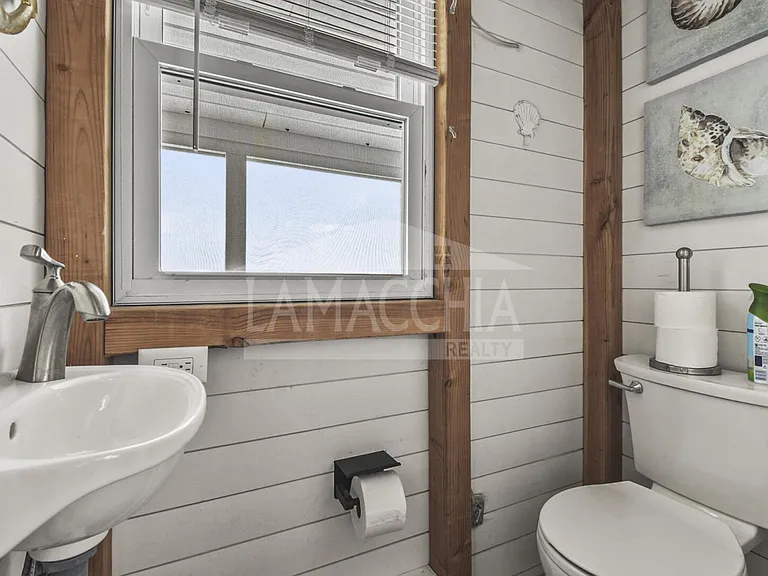 31 Quahog Aly #C — Photo 14