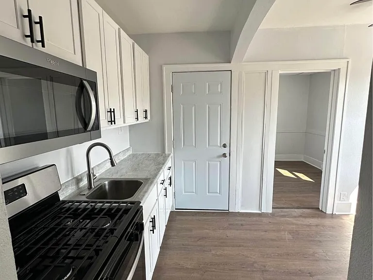 320 Meriline Ave #301/302 — Photo 9