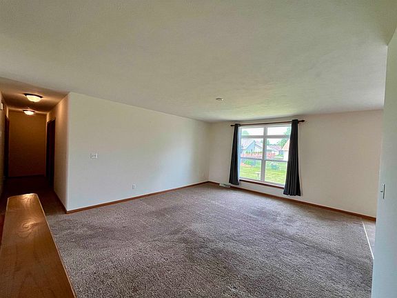 3rd image of 1520 Redwood Dr