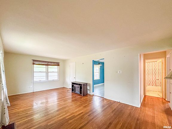 4th image of 423 W Birchwood Ave