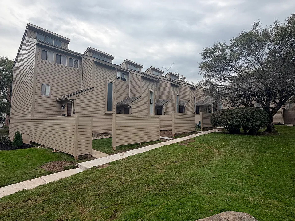 207 Spring St #207