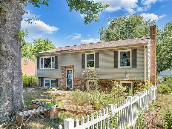 4th image of 651 Elmcrest St NE