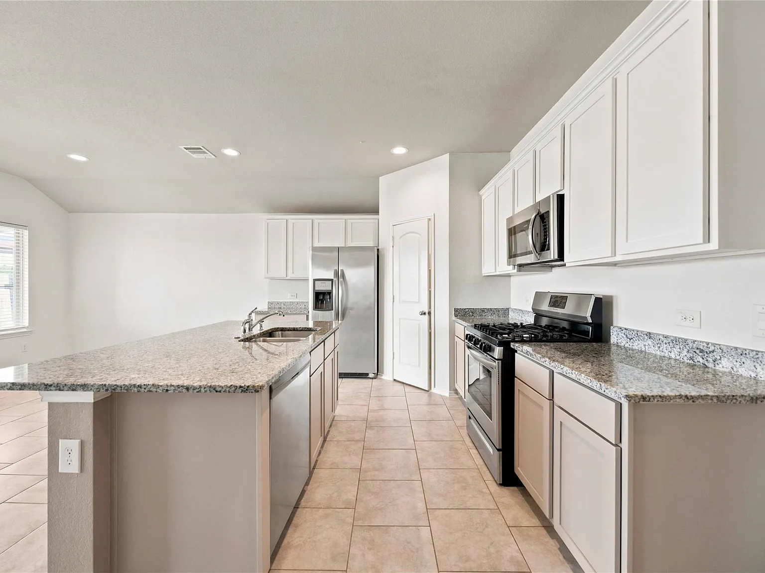 4 bed, 2.0 bath, 1810 sqft, $2,200 — Photo 3