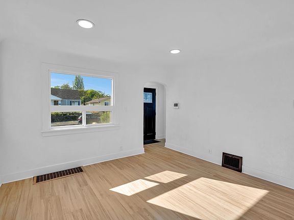 5th image of 3533 S Ainsworth Ave