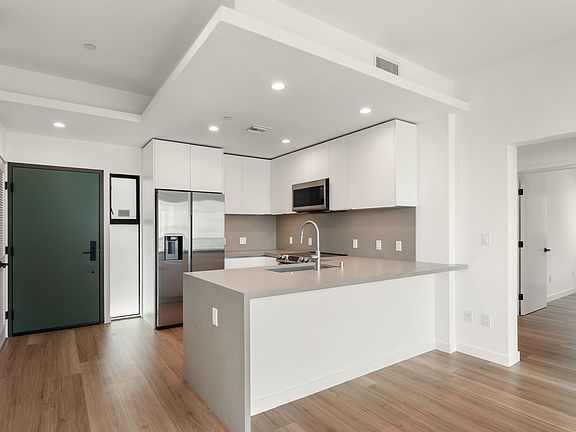 3rd image of 829 Larrabee St #103