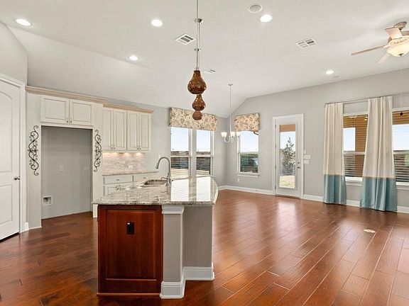 5th image of 3233 Aurelia Ln