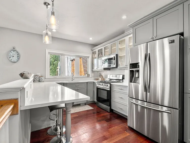 417 E 7th St #1 — Photo 8
