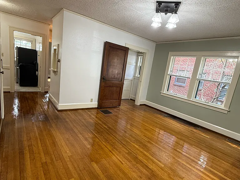 635 49th St #1 — Photo 3