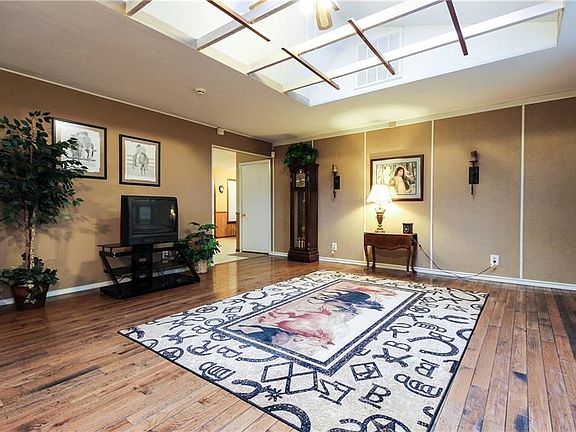 3rd image of 5104 Lasalle Dr