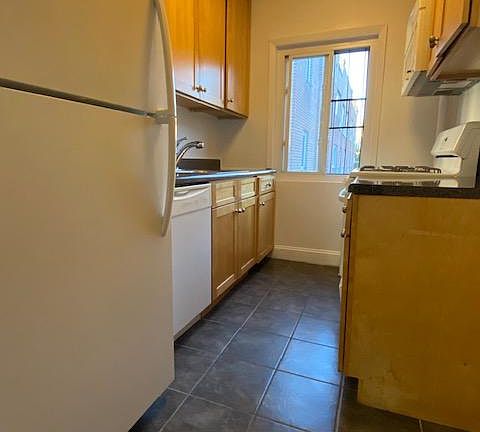 Full windowed kitchen