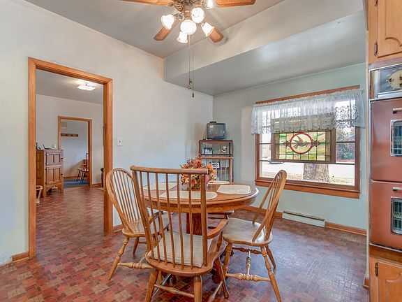5th image of 320 Easton Ave