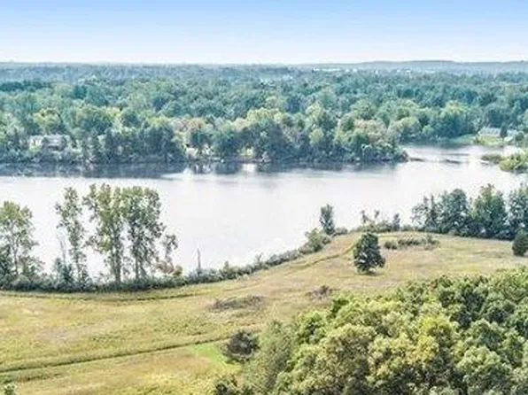 1 Edgemont Dr, Howell, MI 48855