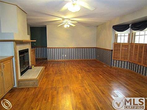 LIVING ROOM W/BAY WINDOW