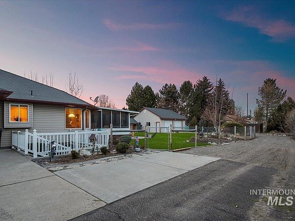 4th image of 900 Sandy Glen Ln