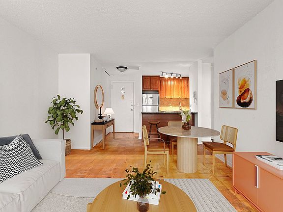 3rd image of 130 W 67th St APT 6K