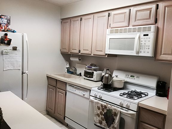 4th image of 75 Essex Dr APT 1C