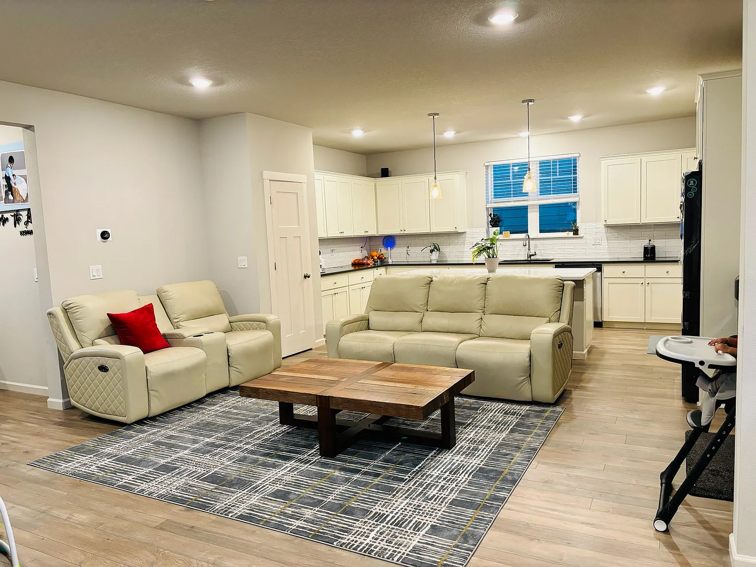 4 bed, 2522 sqft, $3,249 — Photo 3