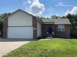 817 E Hedgewood St, Andover, KS 67002