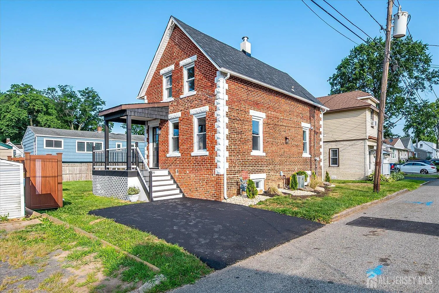 16 Woodview Ave photo 1