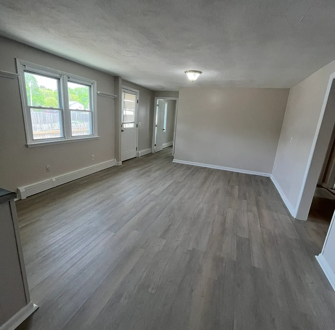3 bed, 1000 sqft, $2,300 — Photo 2
