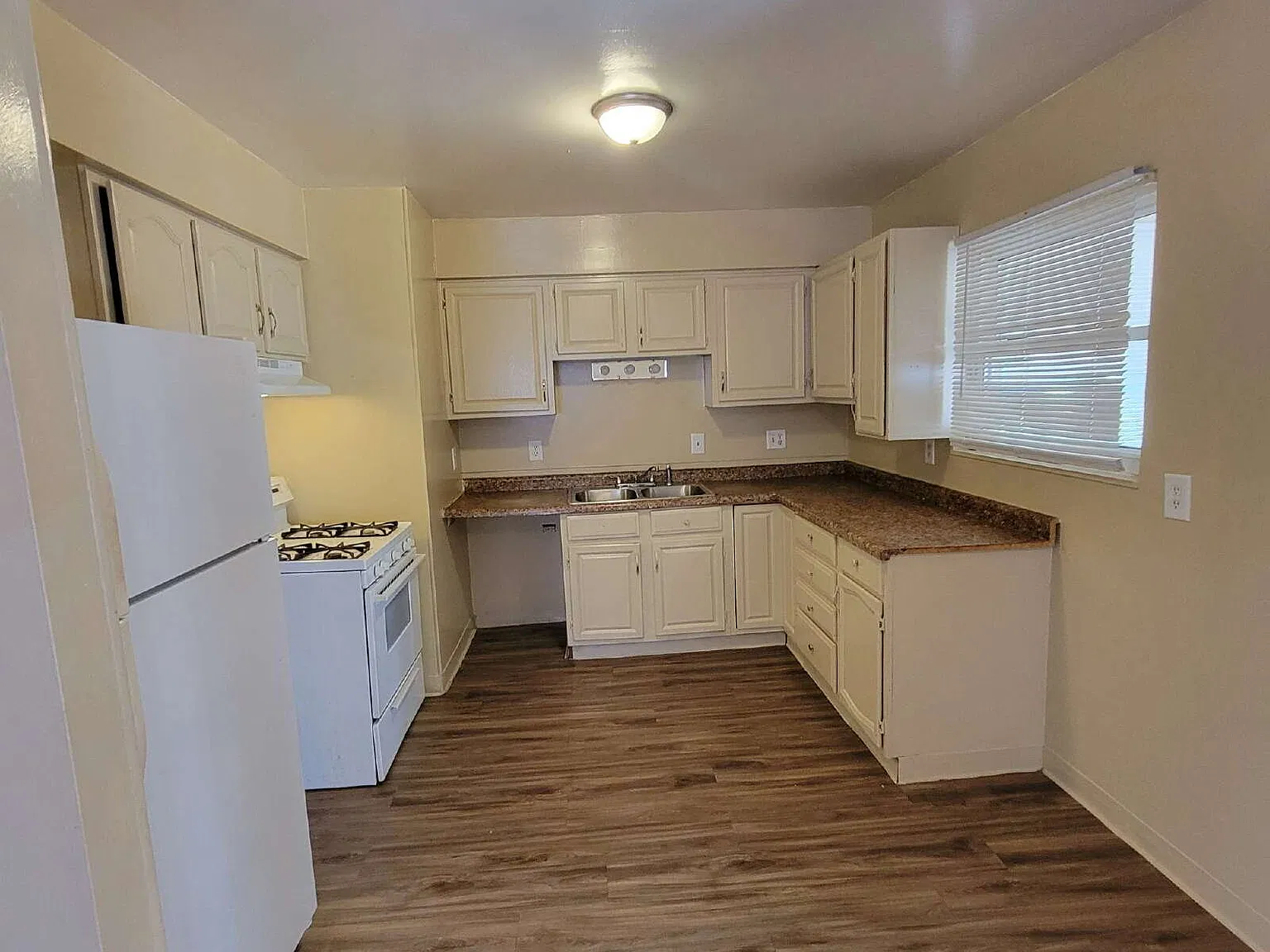 3 bed, 1.0 bath, $995 — Photo 2