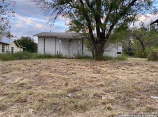 733 Pleasanton Ave, Pleasanton, TX 78064