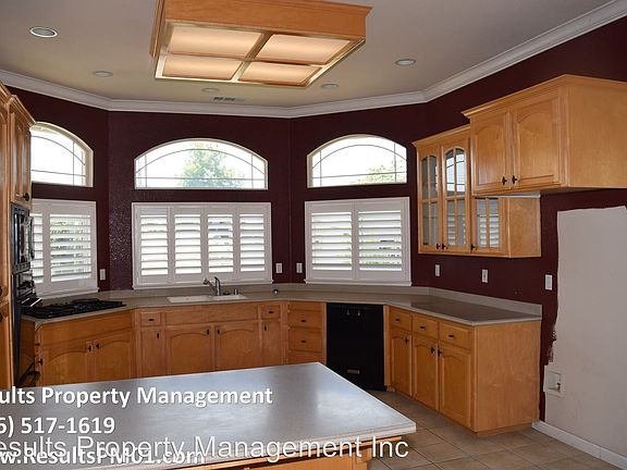 4th image of 810 Herbert St