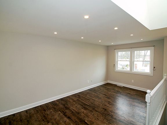 5th image of 704 Whitneys Landing Dr