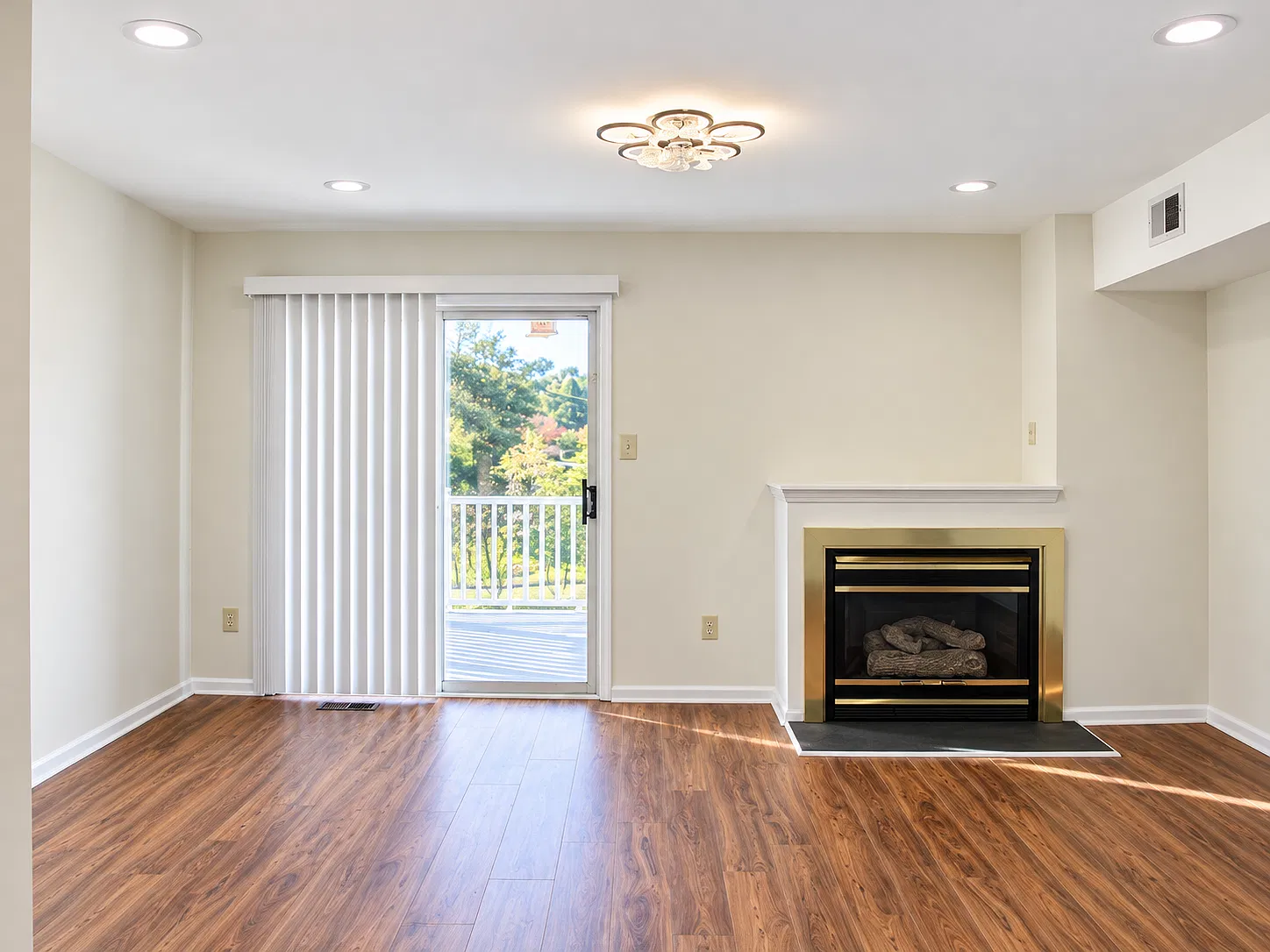 993 Roundhouse Ct — Photo 3