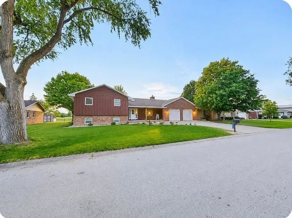 578 N Angela Dr, Fostoria, OH 44830