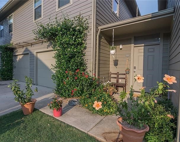 Beautiful 2 bedroom 2 1/2 bath close to downtown, parks, airport, and major highways.  Lots of upgrades and impeccably maintained.