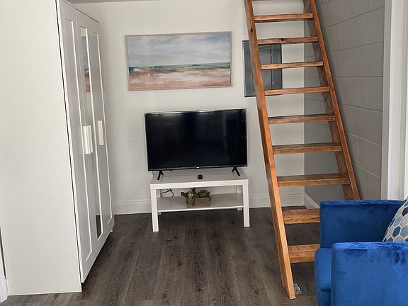 Features a TV, a spacious closet, and a comfortable sofa for your convenience. Lakeland, FL
