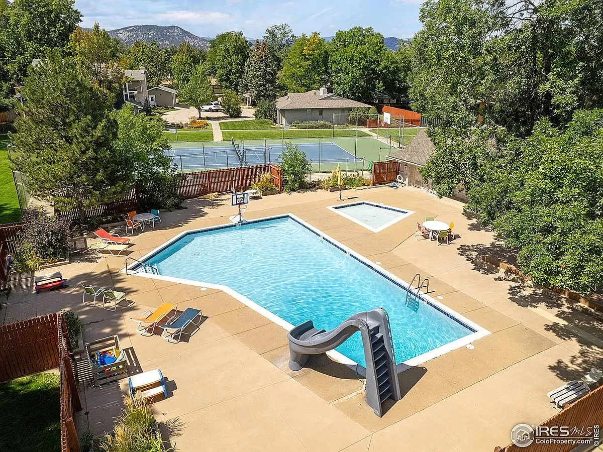 Private Pool & Tennis / Pickleball / Basketball Court - 216 Mohawk Dr