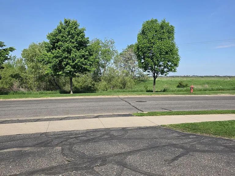 860 Independence Dr — Photo 3