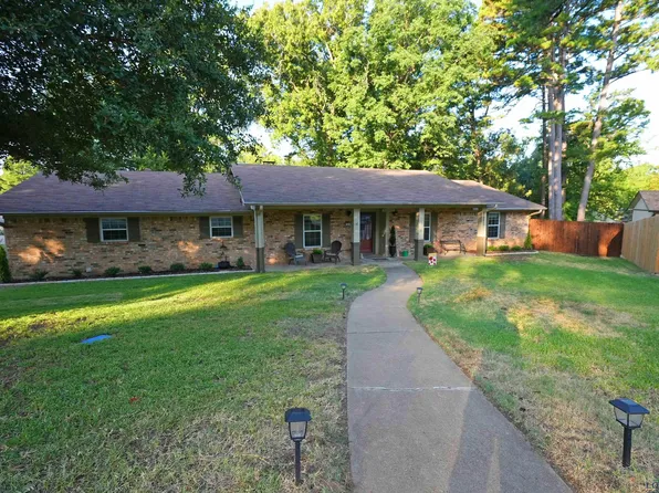 2401 Woodhollow Ct, Longview, TX 75604